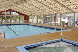 Una piscina techada, sillones reclinables de piscina