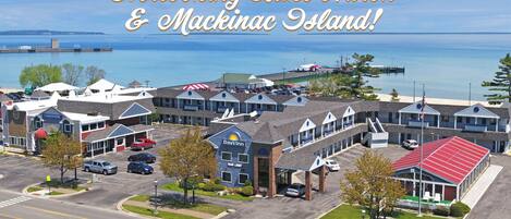 Ein Days Inn Hotel mit Blick auf den Huronsee und Mackinac Island.