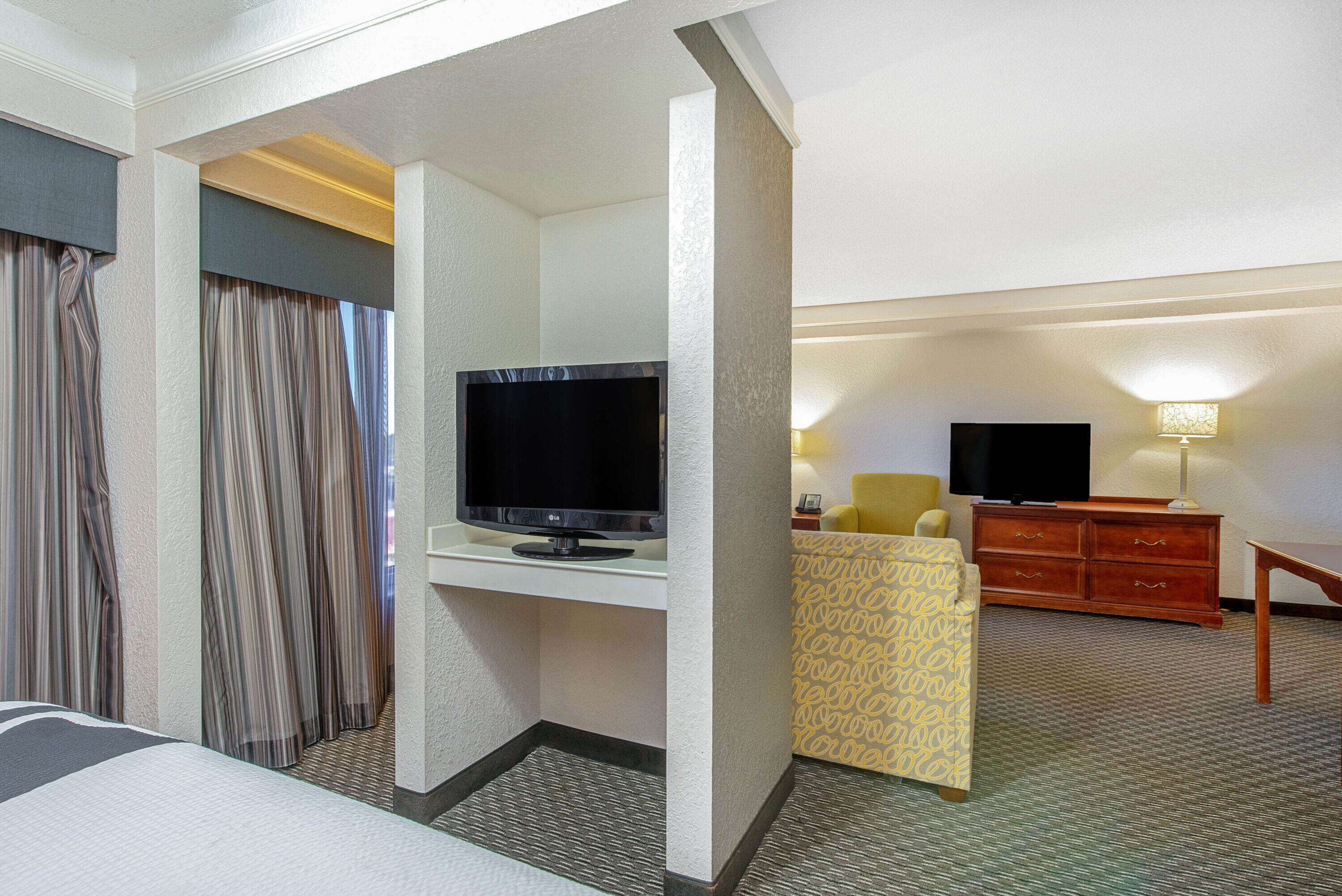 suite, 1 king bed | premium bedding, pillow-top beds, desk, blackout curtains