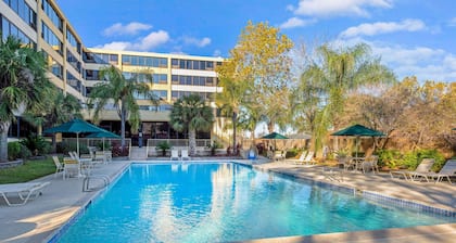 La Quinta Inn & Suites by Wyndham New Orleans Airport