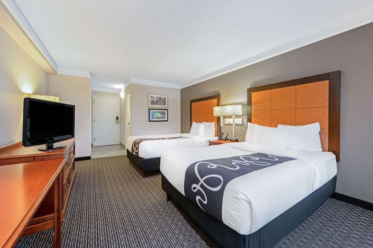 Room, 2 Double Beds | Room amenity