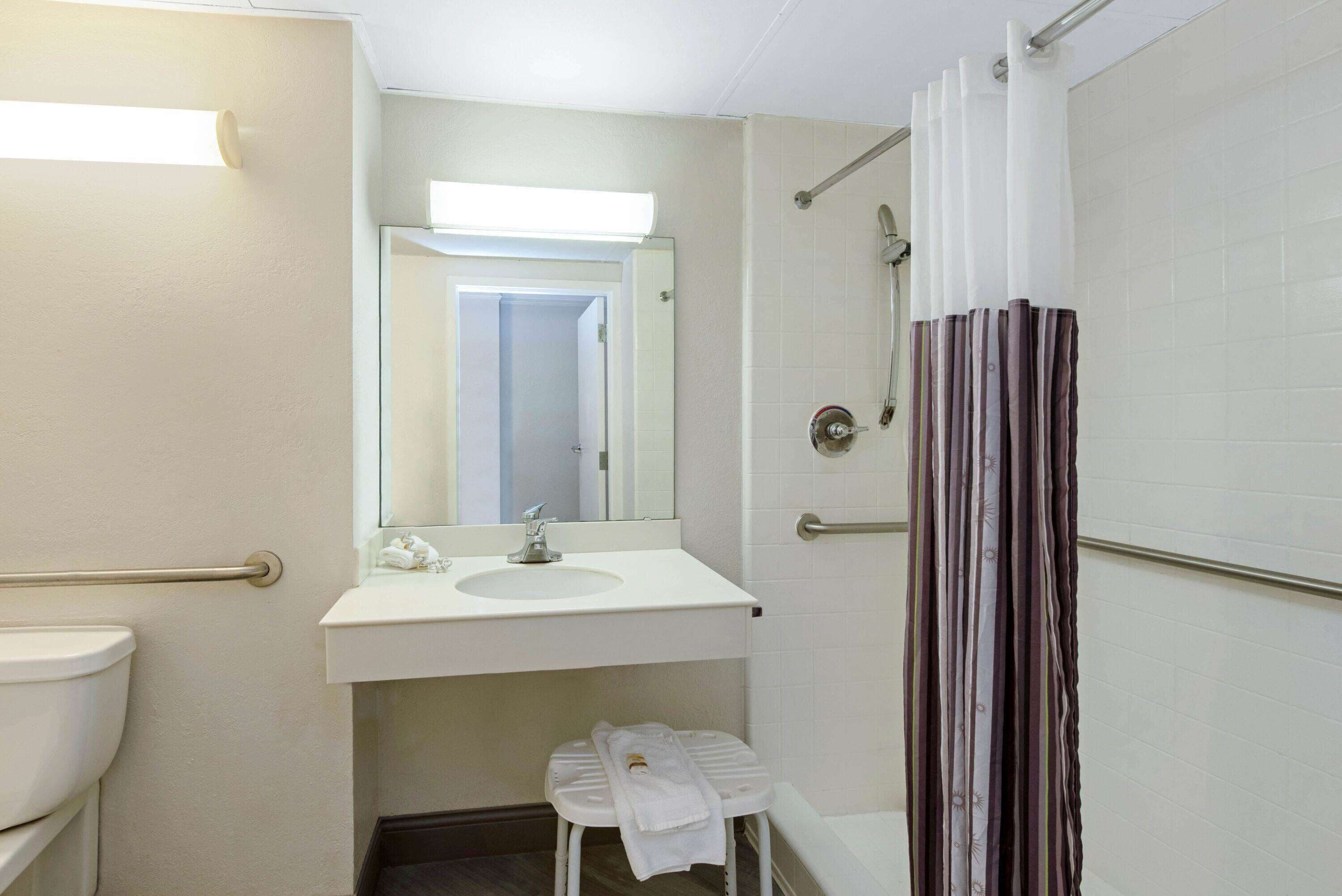 room, 1 king bed, accessible | accessible bathroom