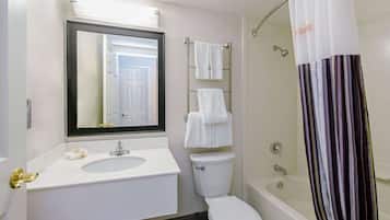 Chambre, 1 très grand lit, accessible aux personnes à mobilité réduite | Salle de bain | Ensemble douche/baignoire, articles de toilette gratuits, sèche-cheveux