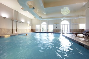 Indoor pool, sun loungers