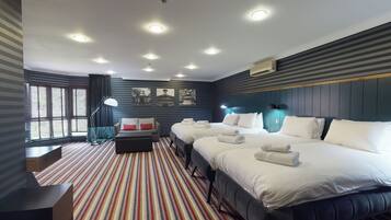 Family Room, 2 Katil Kelamin (Double) | Meja, ruang kerja komputer riba, langsir/tirai gelap terus