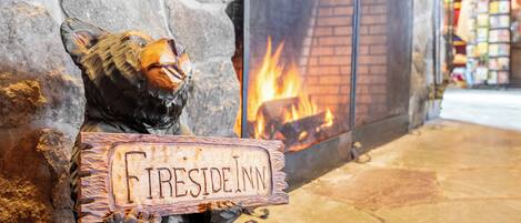 En björnstaty som håller en skylt med texten ”Fireside Inn”.