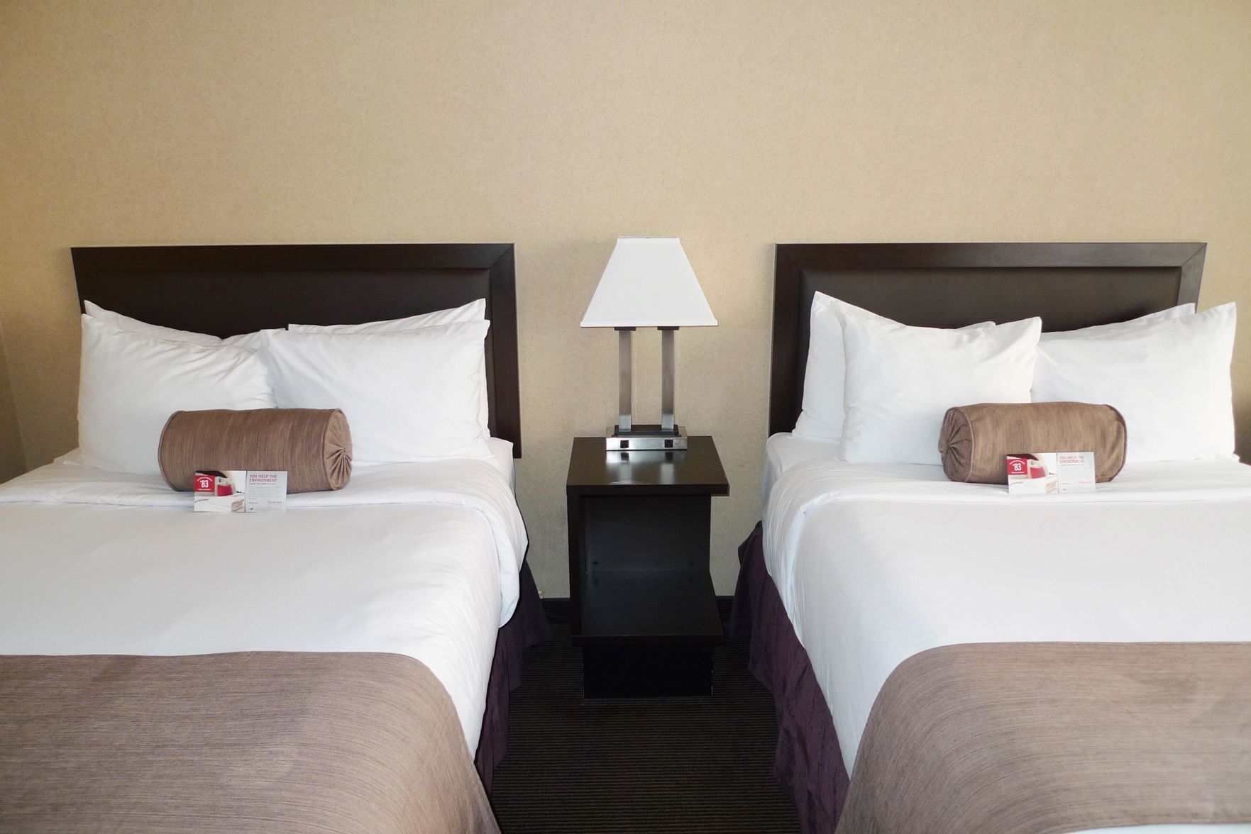 Skrivbord, mörkläggningsgardiner och strykjärn/strykbräda