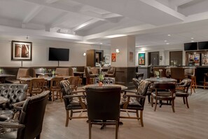 2 restaurantes, se sirven desayunos, comidas, cenas y cocina americana