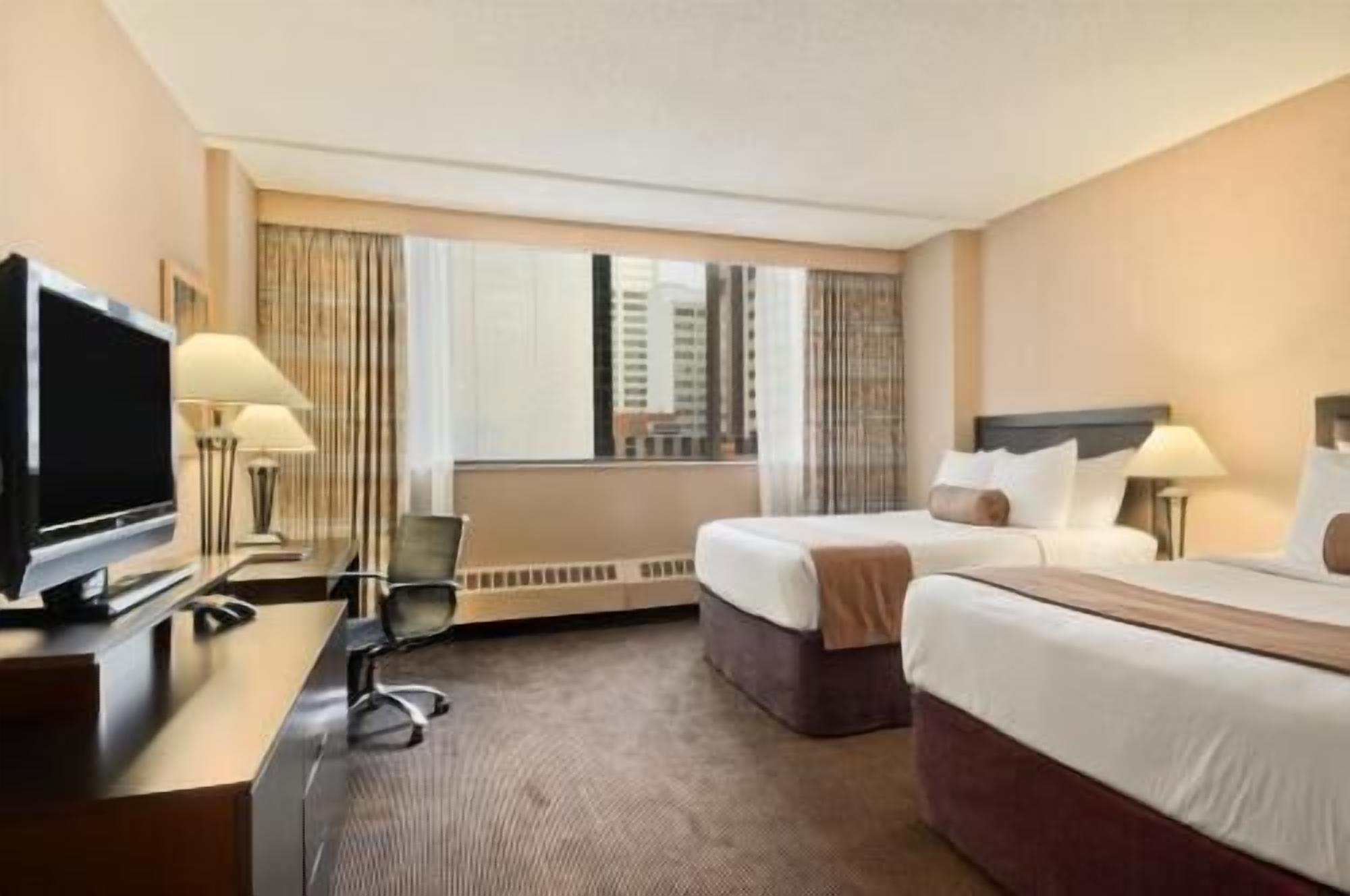 Skrivbord, mörkläggningsgardiner och strykjärn/strykbräda