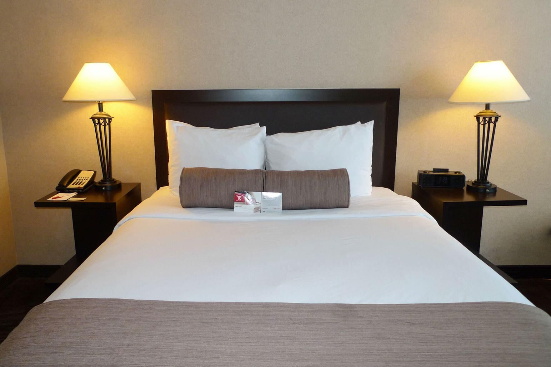 Skrivbord, mörkläggningsgardiner och strykjärn/strykbräda