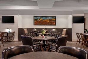 2 restaurantes; se sirven desayunos, almuerzos y cocina americana 