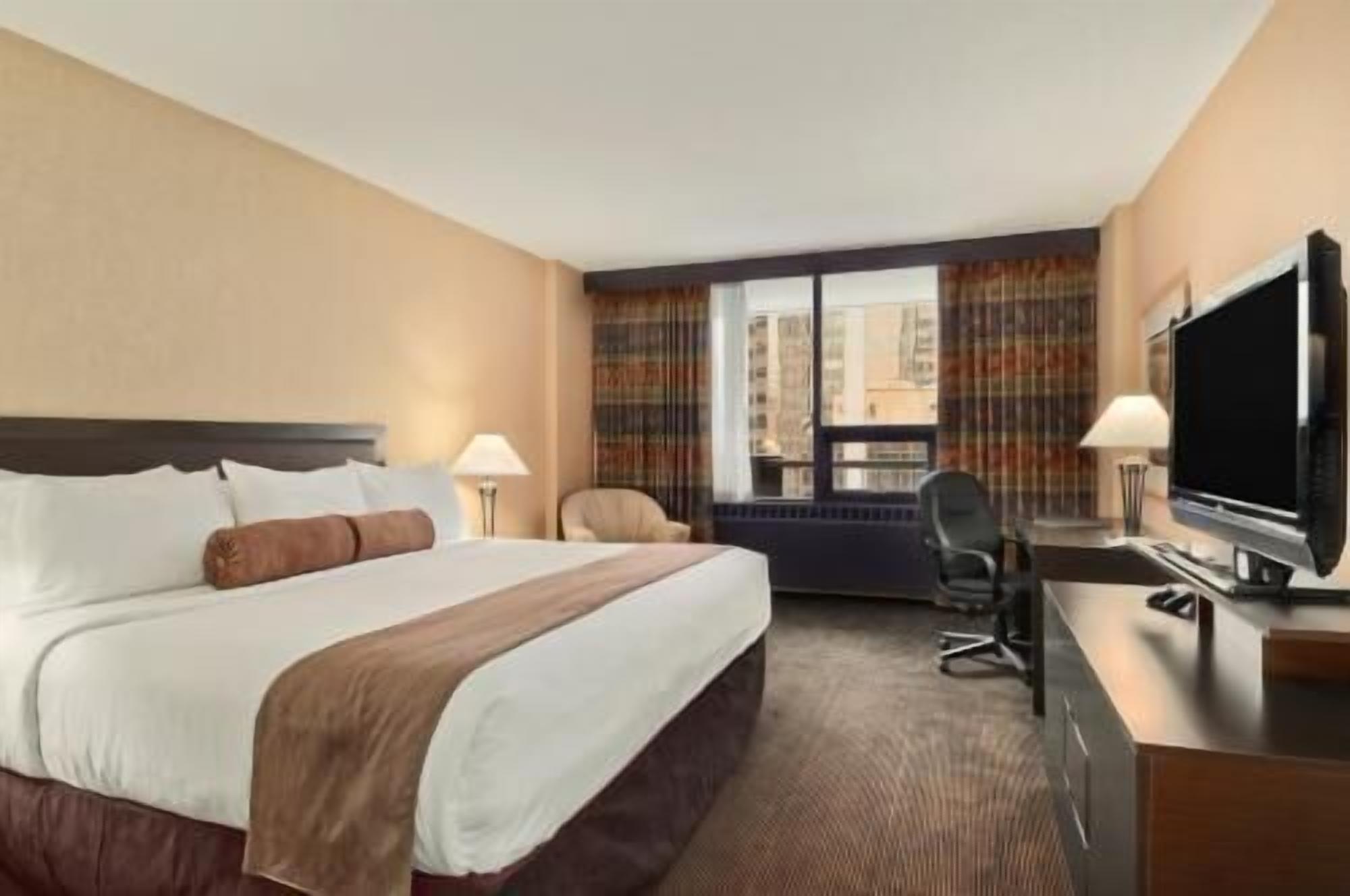 Skrivbord, mörkläggningsgardiner och strykjärn/strykbräda