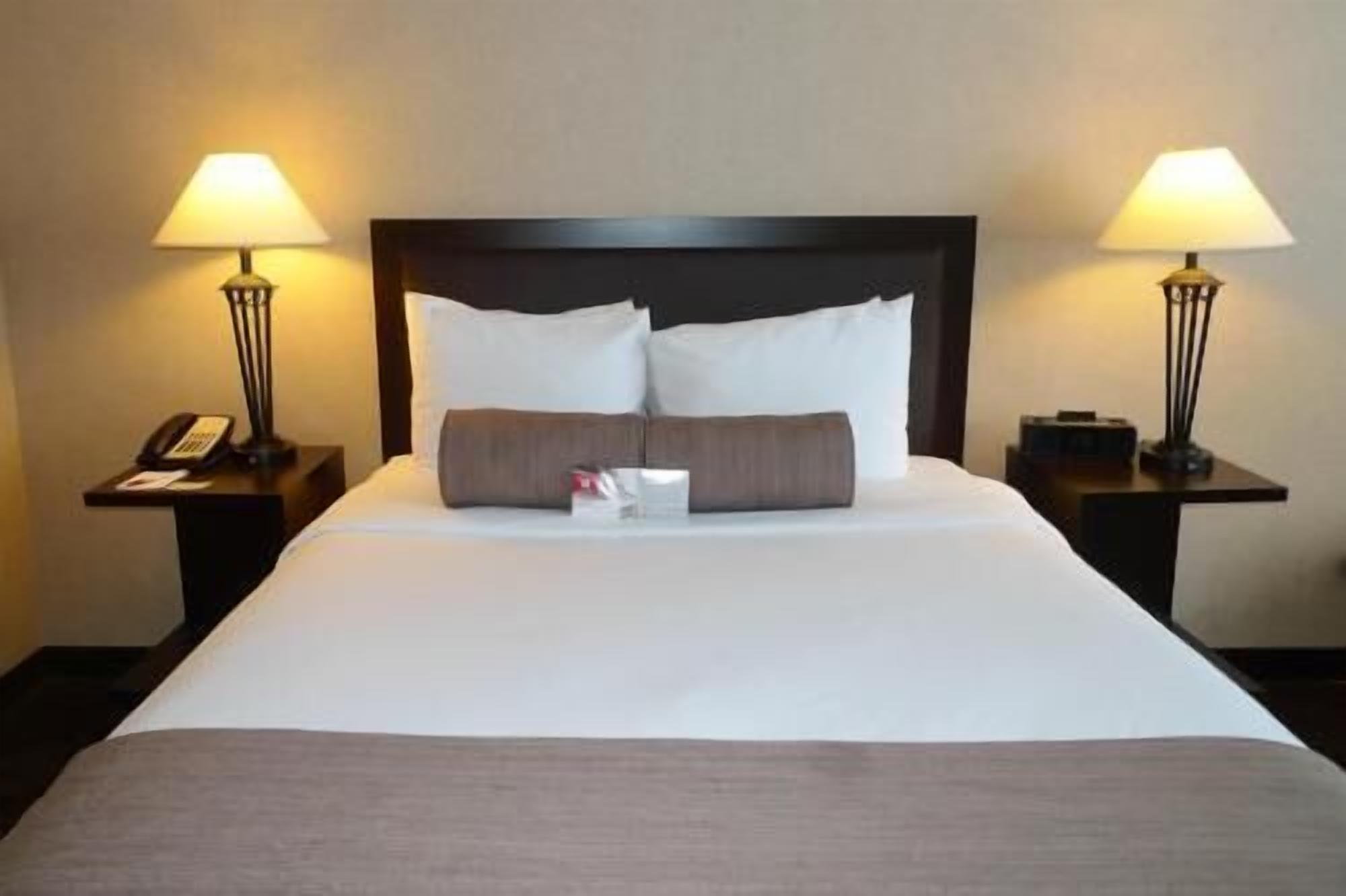 Skrivbord, mörkläggningsgardiner och strykjärn/strykbräda