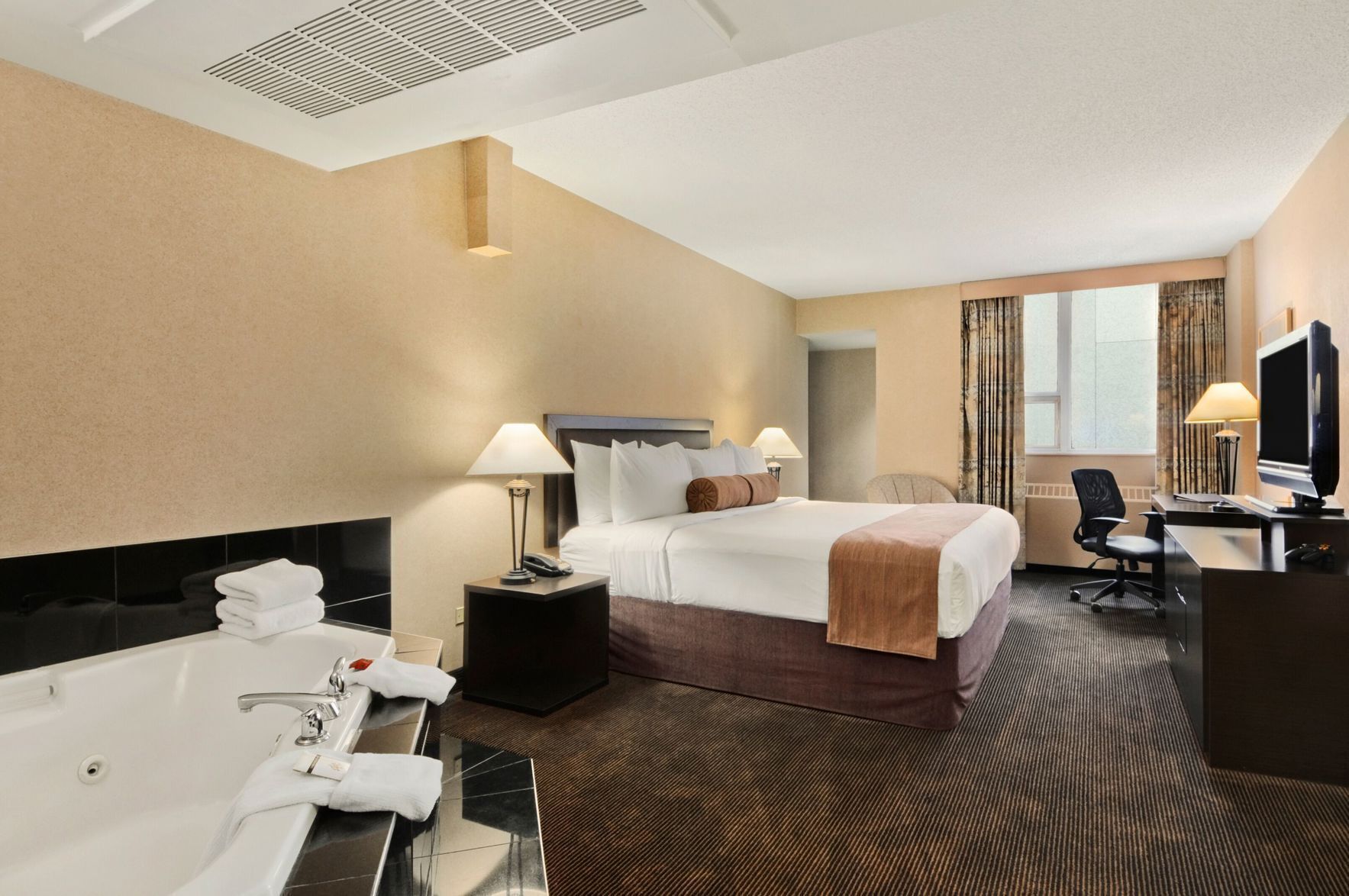 Skrivbord, mörkläggningsgardiner och strykjärn/strykbräda