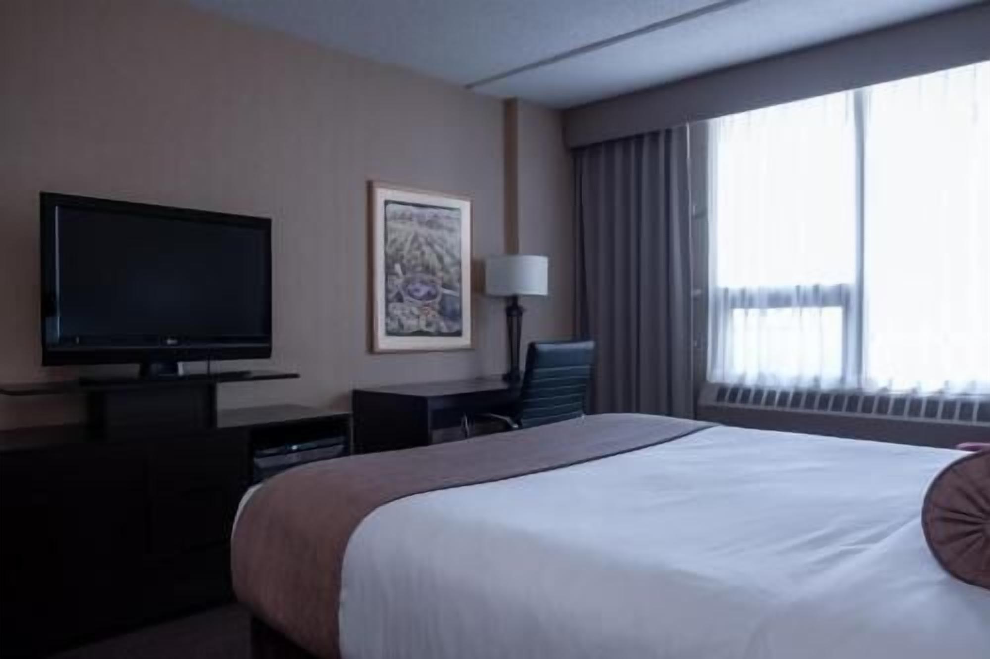 Skrivbord, mörkläggningsgardiner och strykjärn/strykbräda