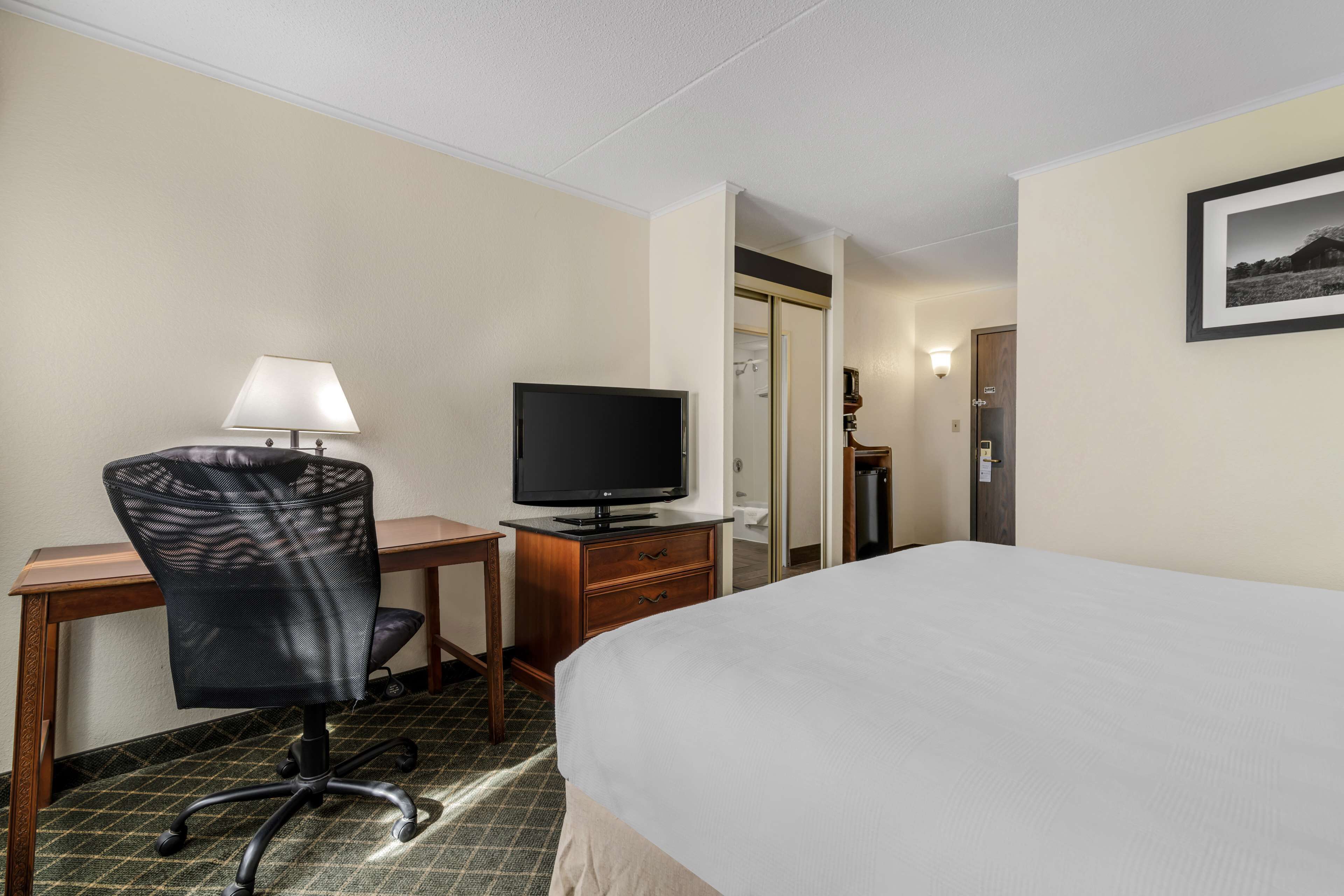 Standard Room, 1 King Bed, Accessible, Non Smoking (Walk-in Shower) | In-room safe, blackout drapes, iron/ironing board