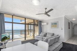 1 Bedroom Ocean View Room | 起居区 | 平板电视、收费电影