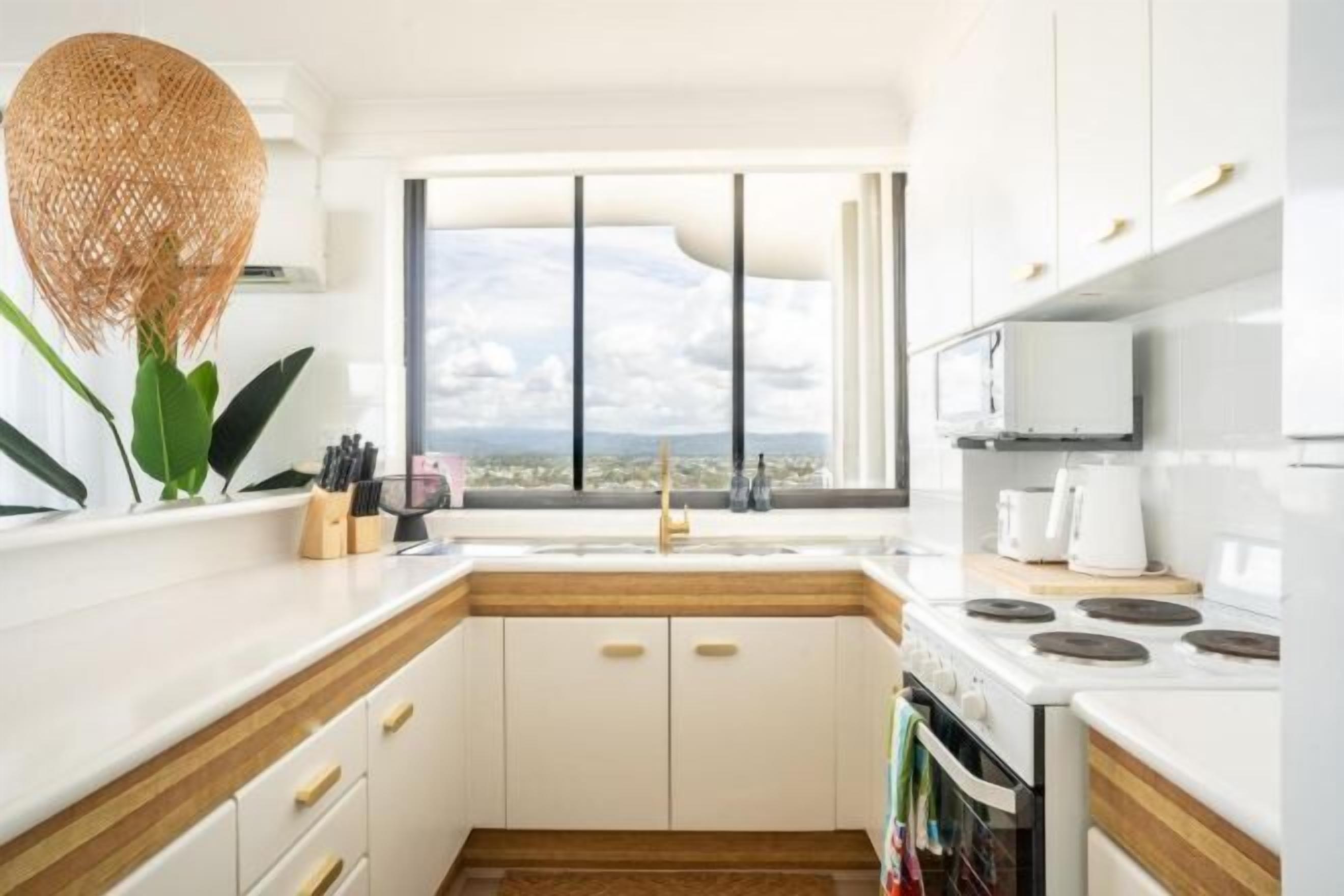 Private kitchen | Fridge, microwave, coffee/tea maker, electric kettle