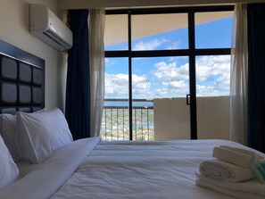 1 Bedroom Apartment (King) | Decoración individual, mobiliario individual, cortinas opacas