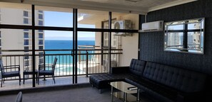 1 Bedroom Ocean View Room | Zona de estar | Una televisión de pantalla plana, películas de pago