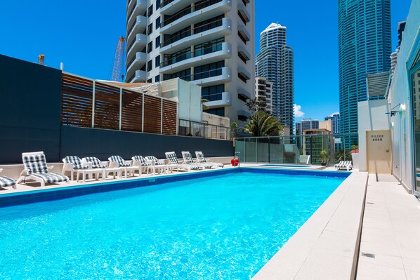 Una piscina cubierta, una piscina al aire libre
