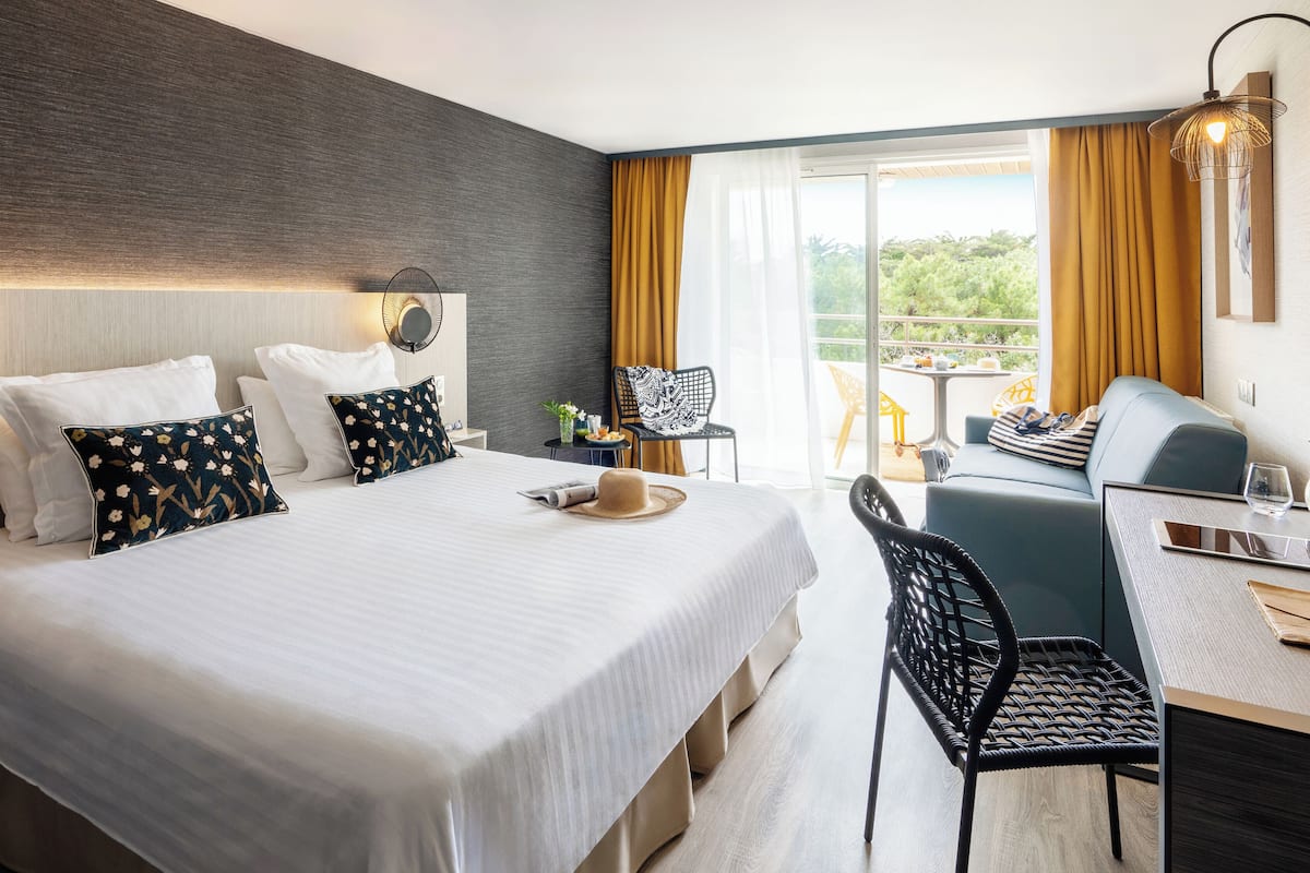 privilege double room, balcony | 1 bedroom, premium bedding, in-room safe, individually furnished