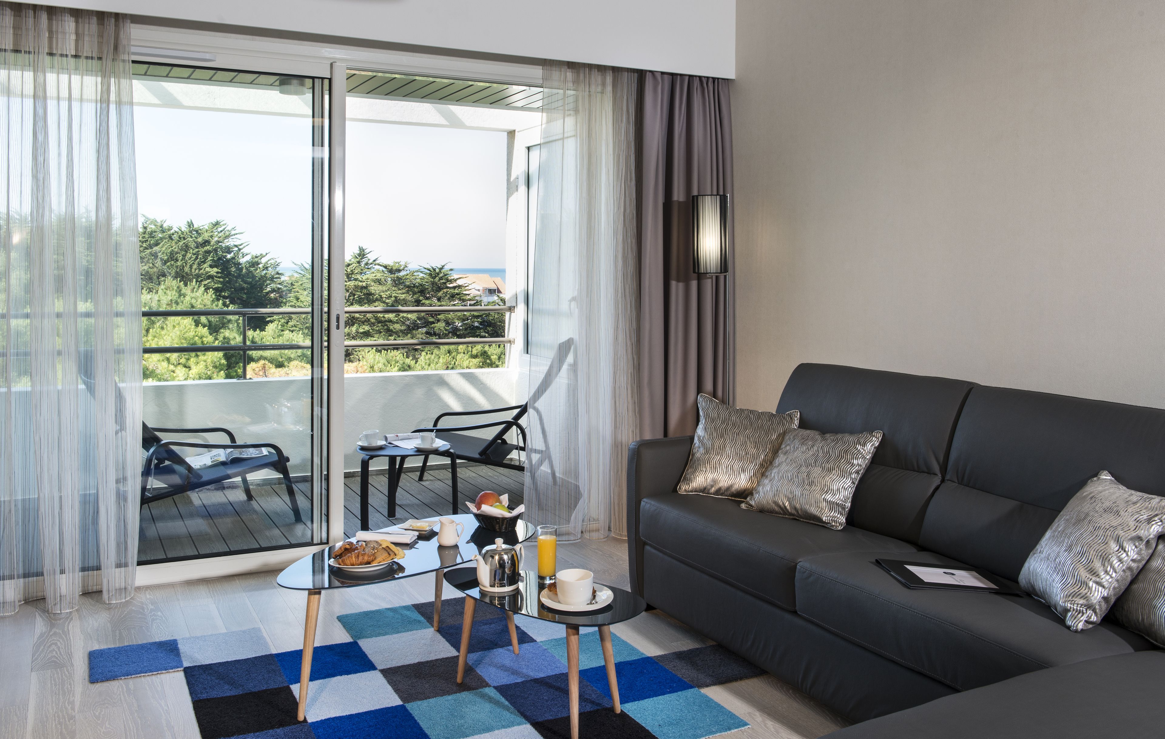 套房 (Bulle Marine) | 高档床上用品、客房内保险箱、特色家居、办公桌