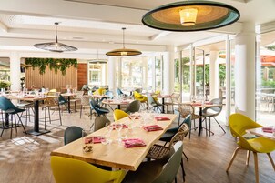 Petit déjeuner, déjeuner, dîner et brunch servis sur place