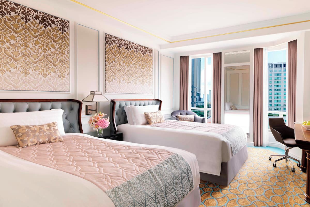 Minibar, coffres-forts dans les chambres, bureau