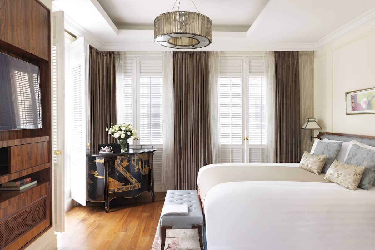 ميني بار وخزنة داخل الغرفة ومكتب ومساحة عمل للكمبيوتر المحمول