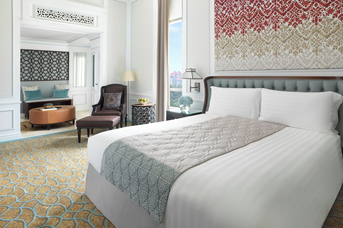 Club Suite, 1 Bedroom | Minibar, in-room safe, desk, laptop workspace