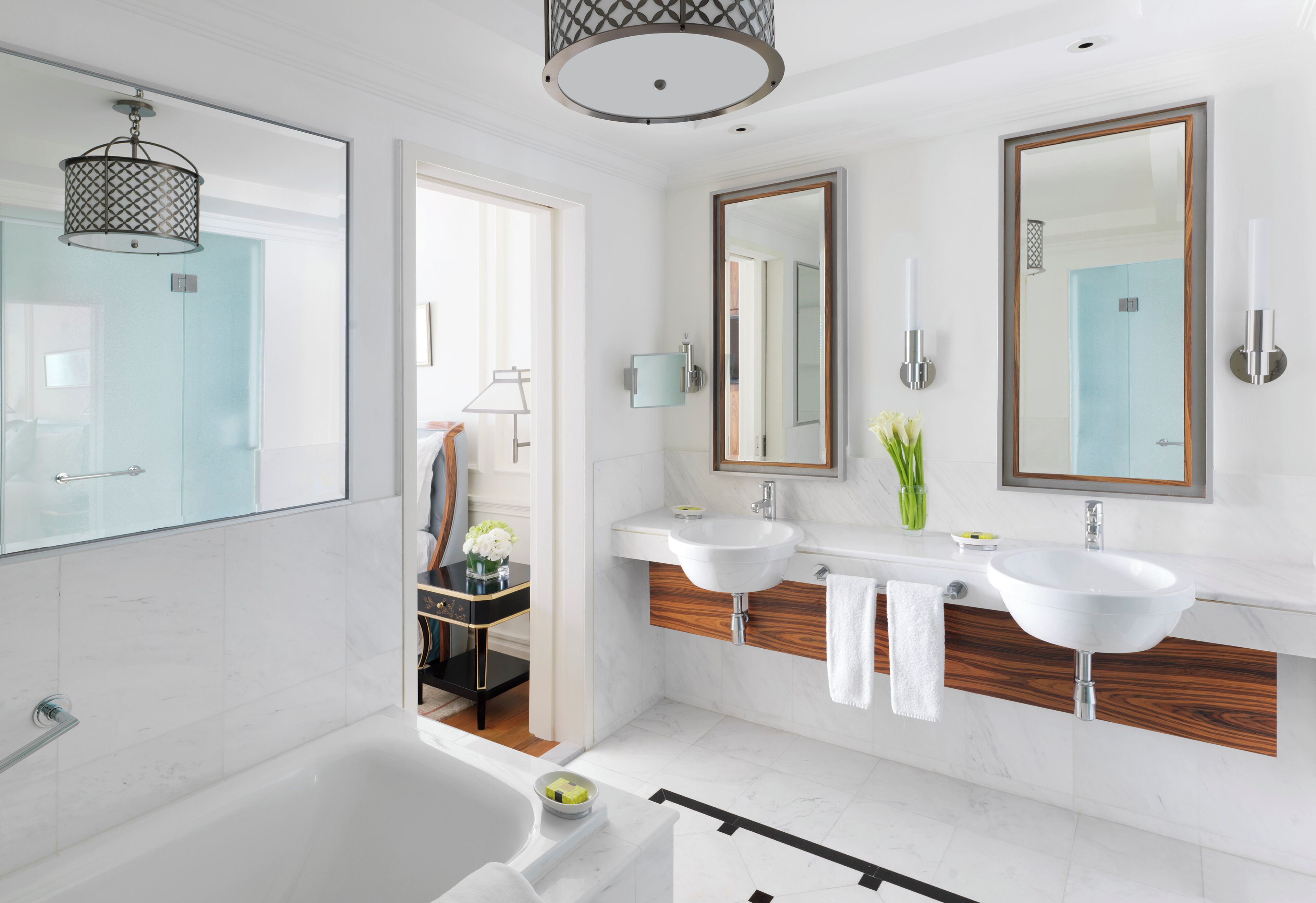 Suite Club, 1 habitación | Baño | Tina y regadera independientes y amenidades de baño gratuitas 