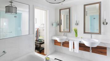 Suite Club, 1 habitación | Baño | Tina y regadera independientes y amenidades de baño gratuitas