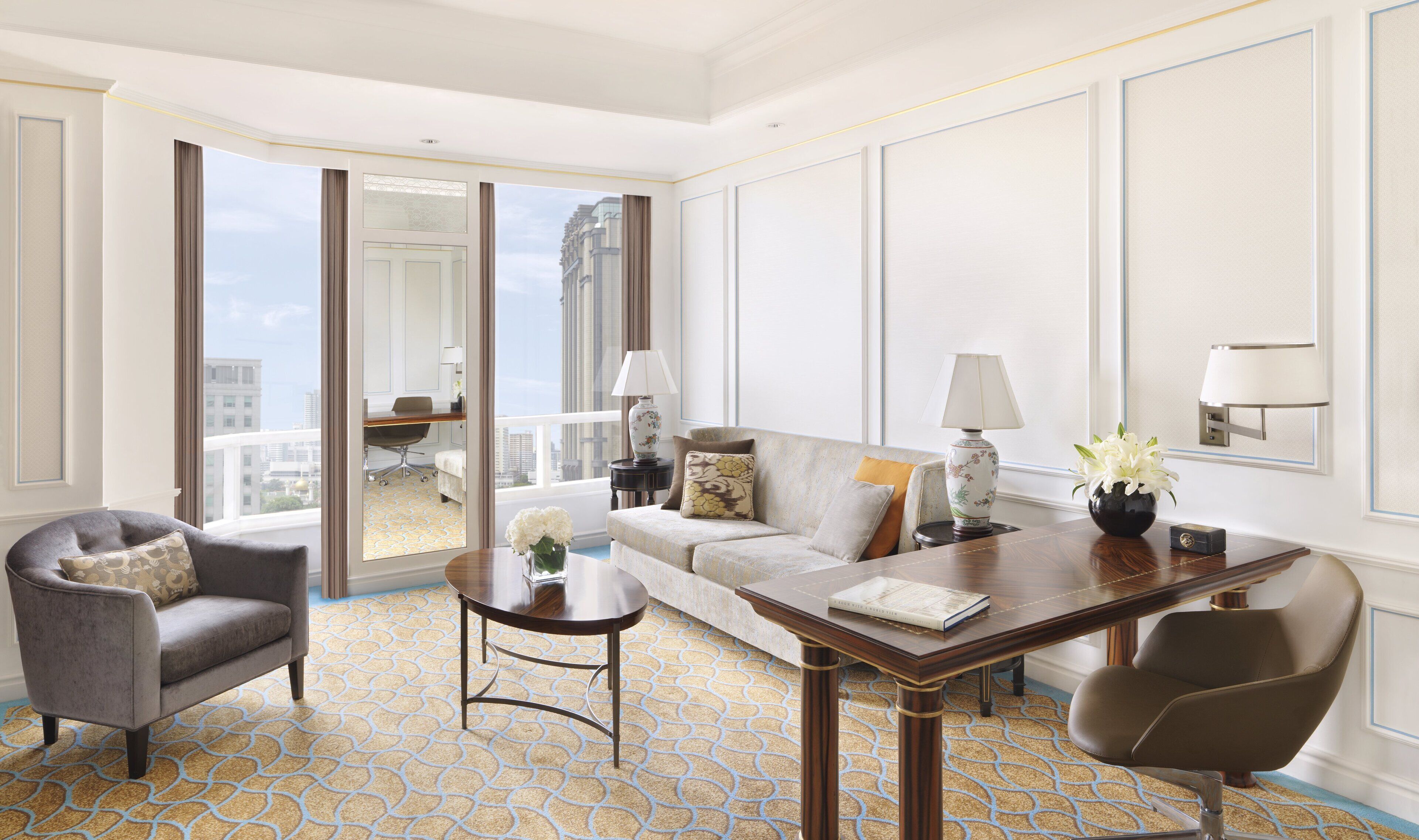 迷你吧、客房内保险箱、办公桌、笔记本电脑工作区