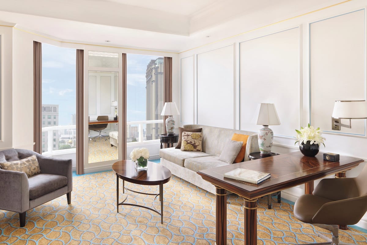 ميني بار وخزنة داخل الغرفة ومكتب ومساحة عمل للكمبيوتر المحمول