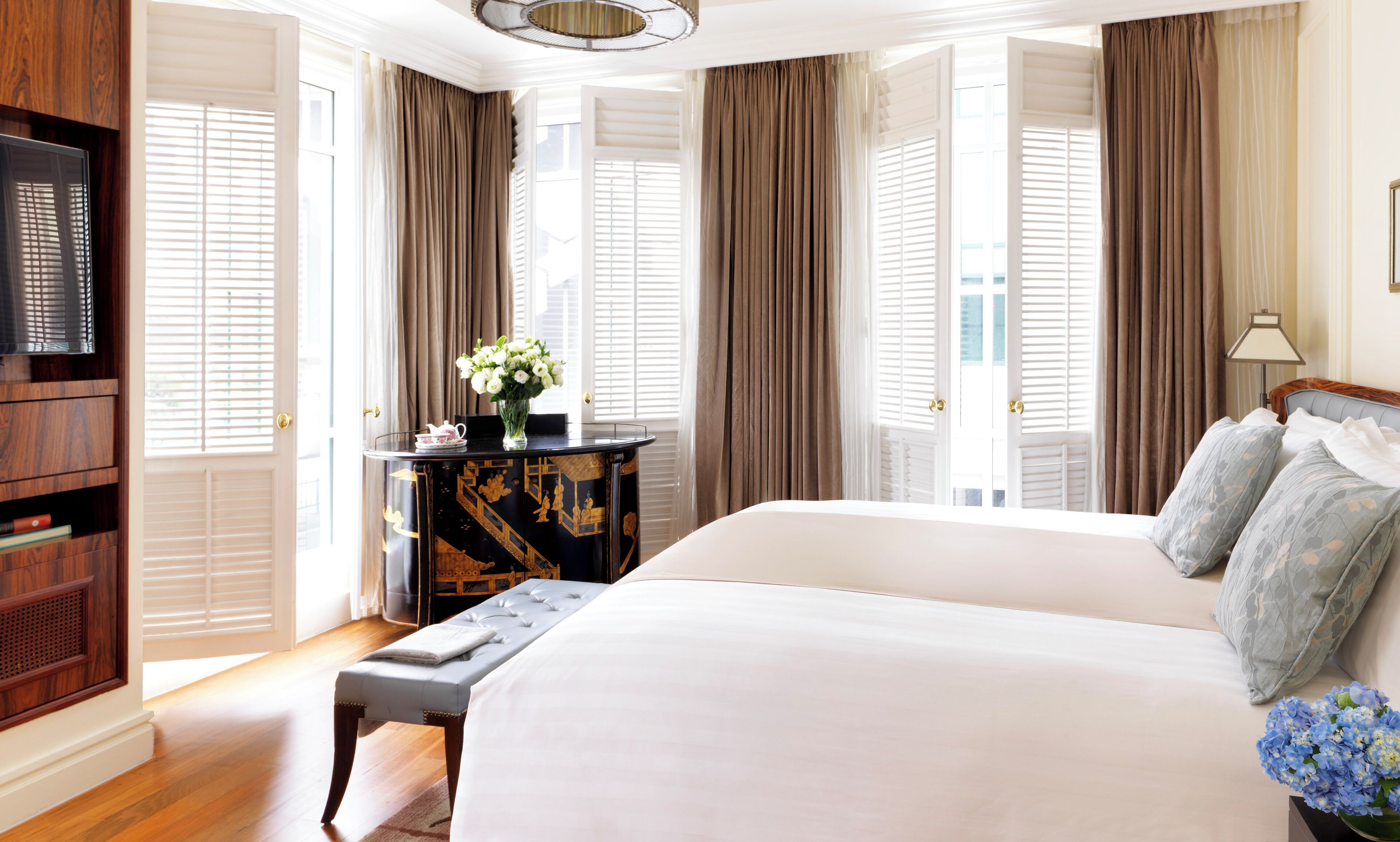 Room, 1 King Bed | Minibar, in-room safe, desk, laptop workspace