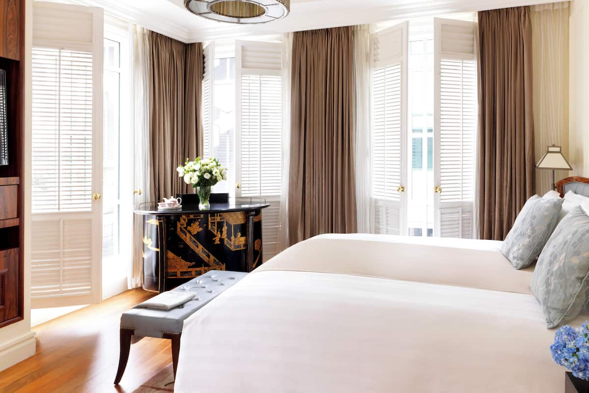 Room, 1 King Bed | Minibar, in-room safe, desk, laptop workspace