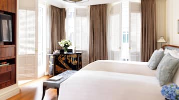 Room, 1 King Bed | Minibar, in-room safe, desk, laptop workspace