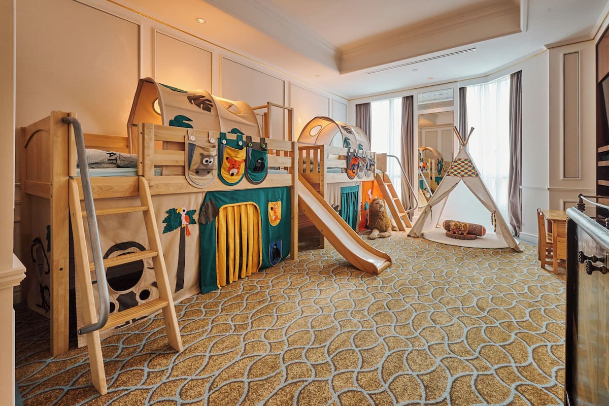 Club Suite, 1 Bedroom | Minibar, in-room safe, desk, laptop workspace