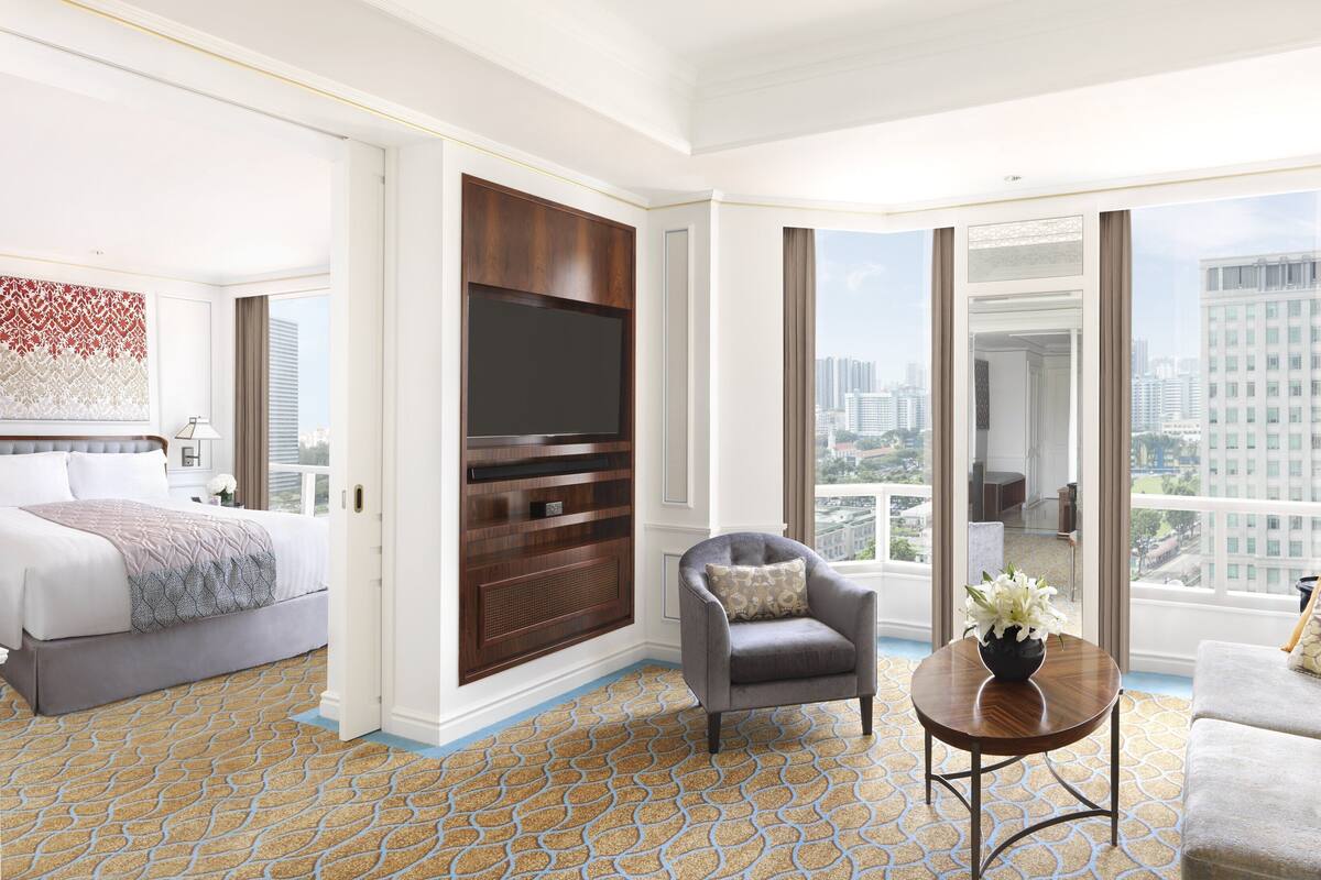 junior suite, 1 king bed, club lounge access | 1 bedroom, minibar, in-room safe, desk