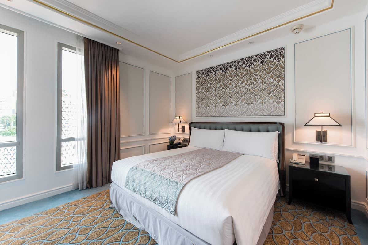 ميني بار وخزنة داخل الغرفة ومكتب ومساحة عمل للكمبيوتر المحمول