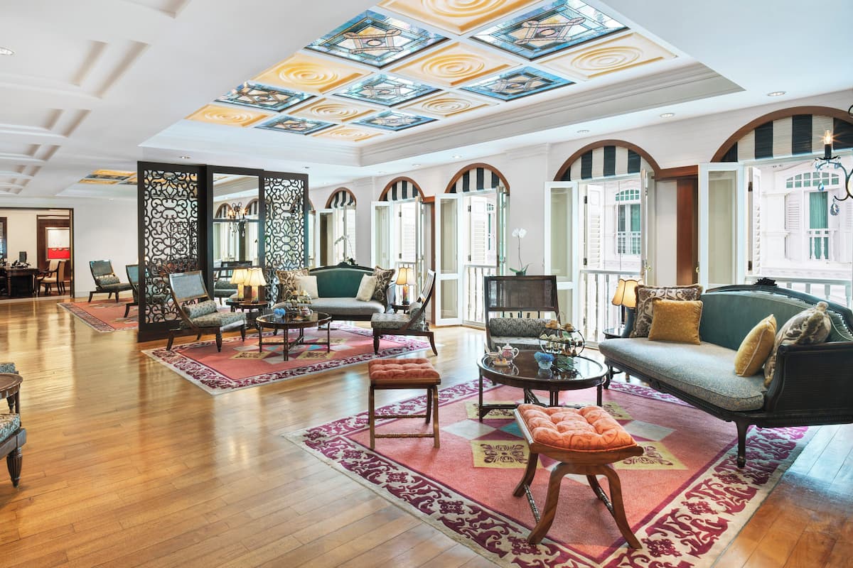 Club Room, 1 King Bed | Executive lounge