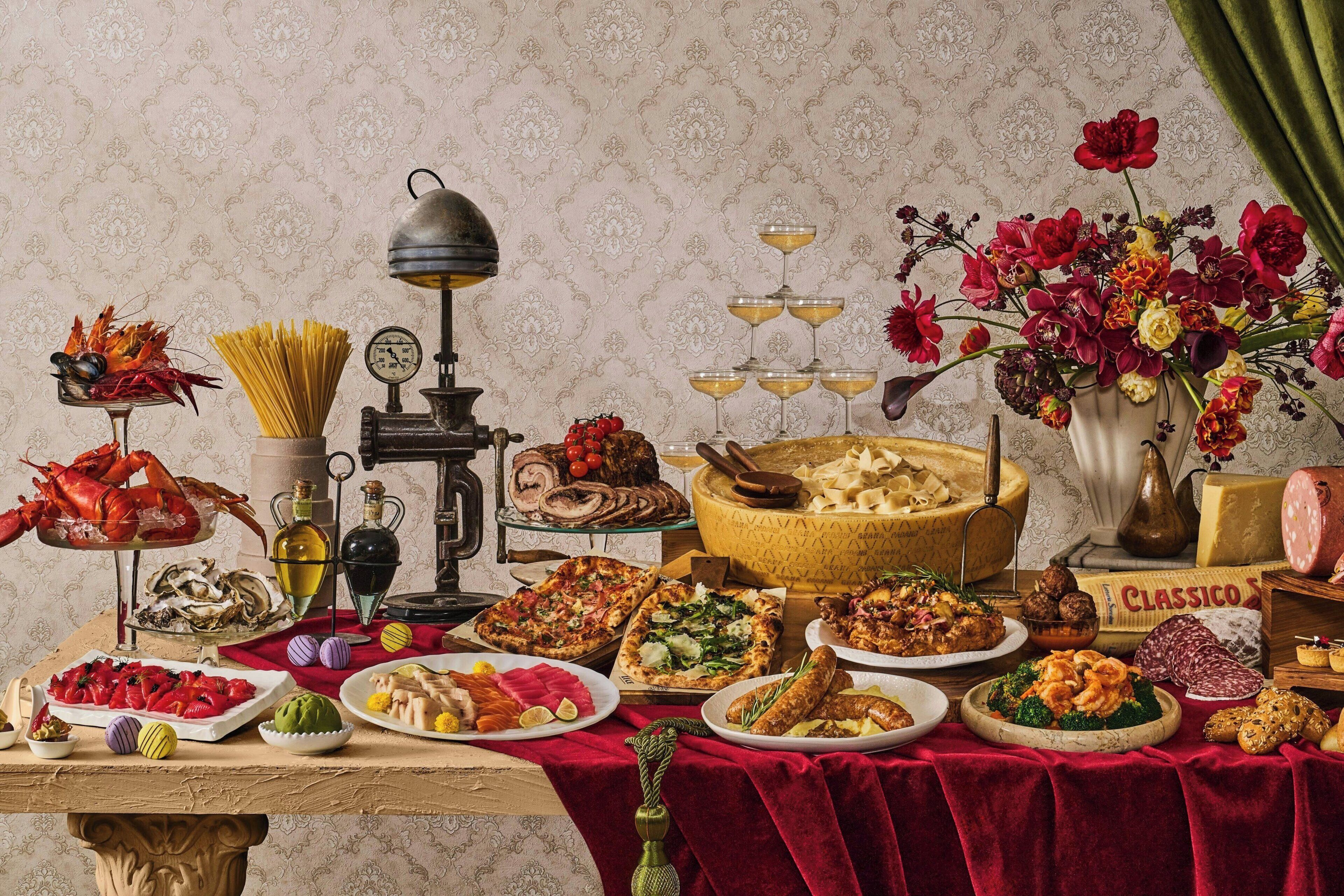 Une table sur laquelle se trouvent divers aliments, une horloge et un vase de fleurs.