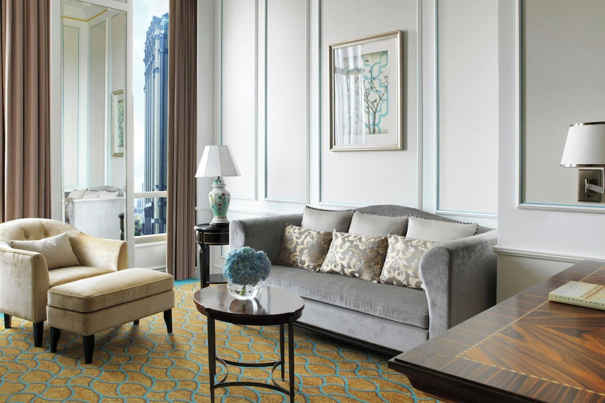 Premier Suite, 1 Bedroom | Living room