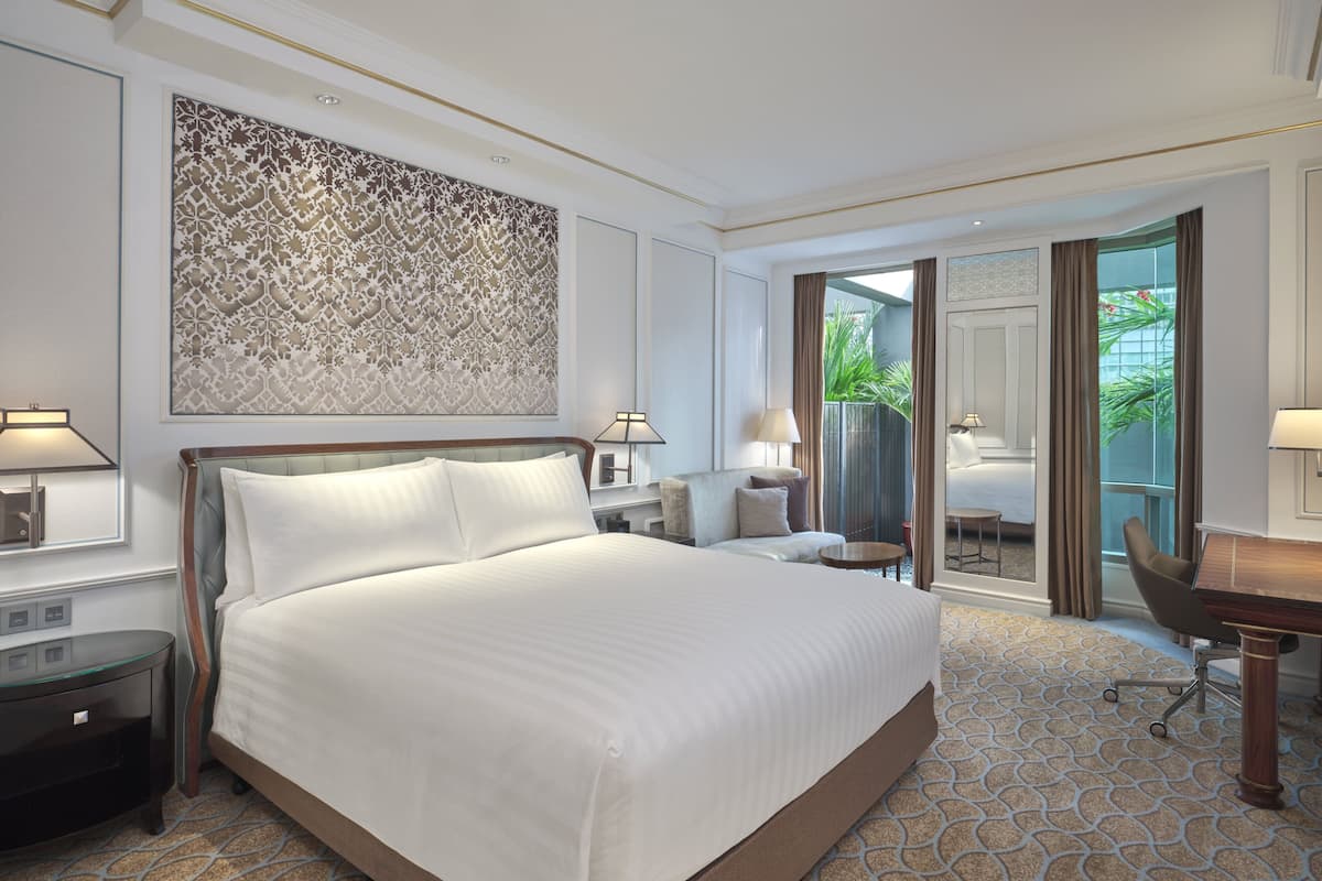 Minibar, coffres-forts dans les chambres, bureau