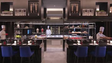 2 restaurants, lunch, dinner served; Chinese cuisine