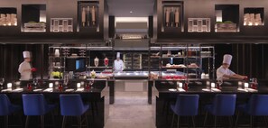 2 restaurants, lunch, dinner served; Chinese cuisine  - Frasers House, a Luxury Collection Hotel, Singapore (Singapore)