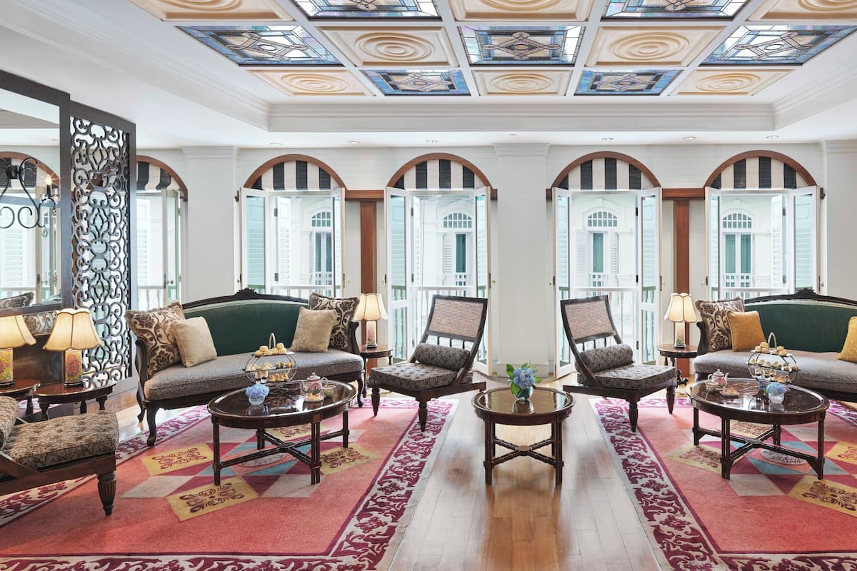 ميني بار وخزنة داخل الغرفة ومكتب ومساحة عمل للكمبيوتر المحمول