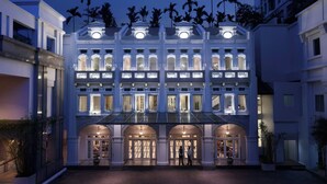 A multi-story hotel with a grand entrance, large windows, and a covered walkway. - Frasers House, a Luxury Collection Hotel, Singapore (Singapore)