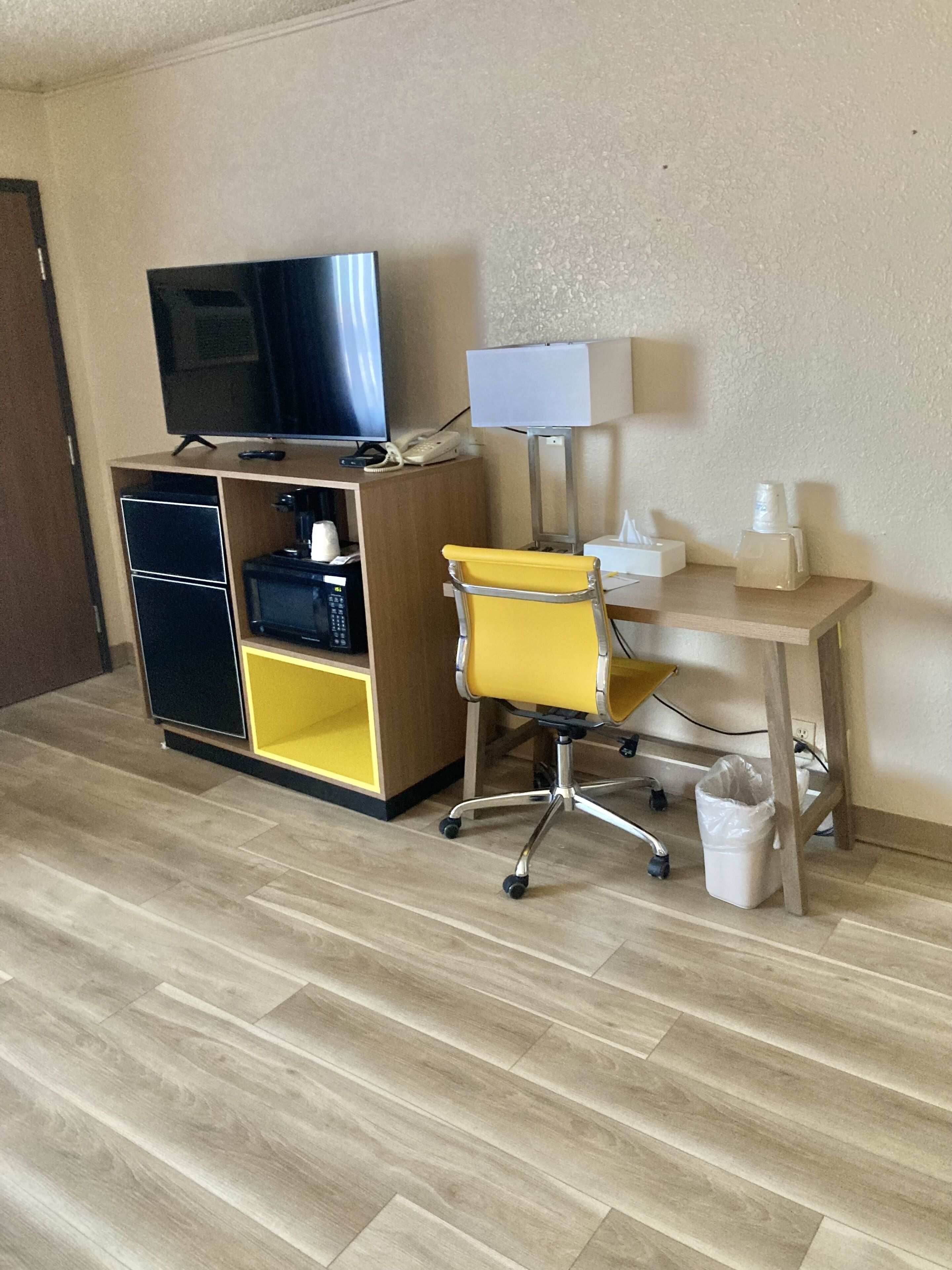 suite, 1 king bed with sofa bed, non smoking | desk, blackout curtains, soundproofing, iron/ironing board